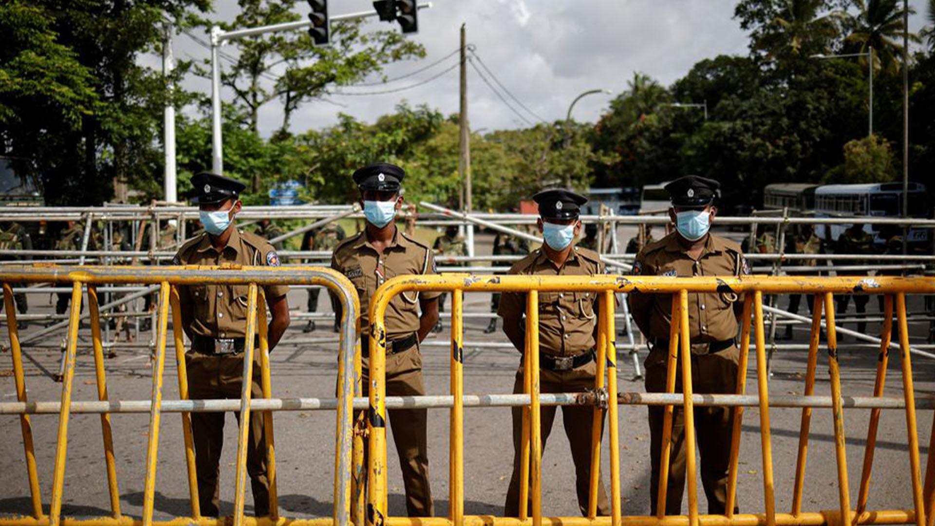  Security personel stand guard outside the Parliament building, amid the country's economic crisis, in Colombo, Sri Lanka July 16, 2022. REUTERS/Adnan Abidi