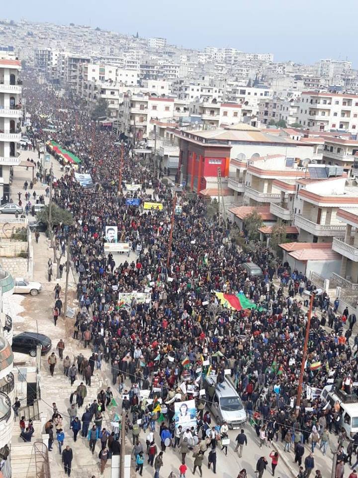 Bêhtir ji 100 hezar Efrînî xwepêşandan kirin