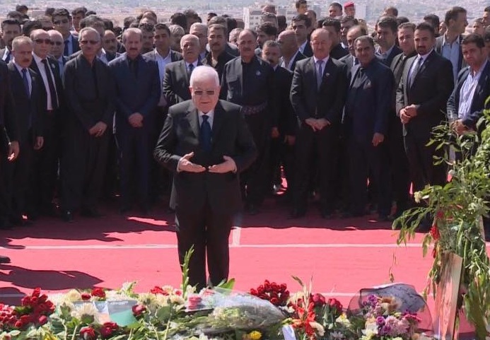 Taca Gulan ya serokkomarê Êraqê Dr. Fuad Masûm li ser mezarê serok Mam Celal hat dînan.