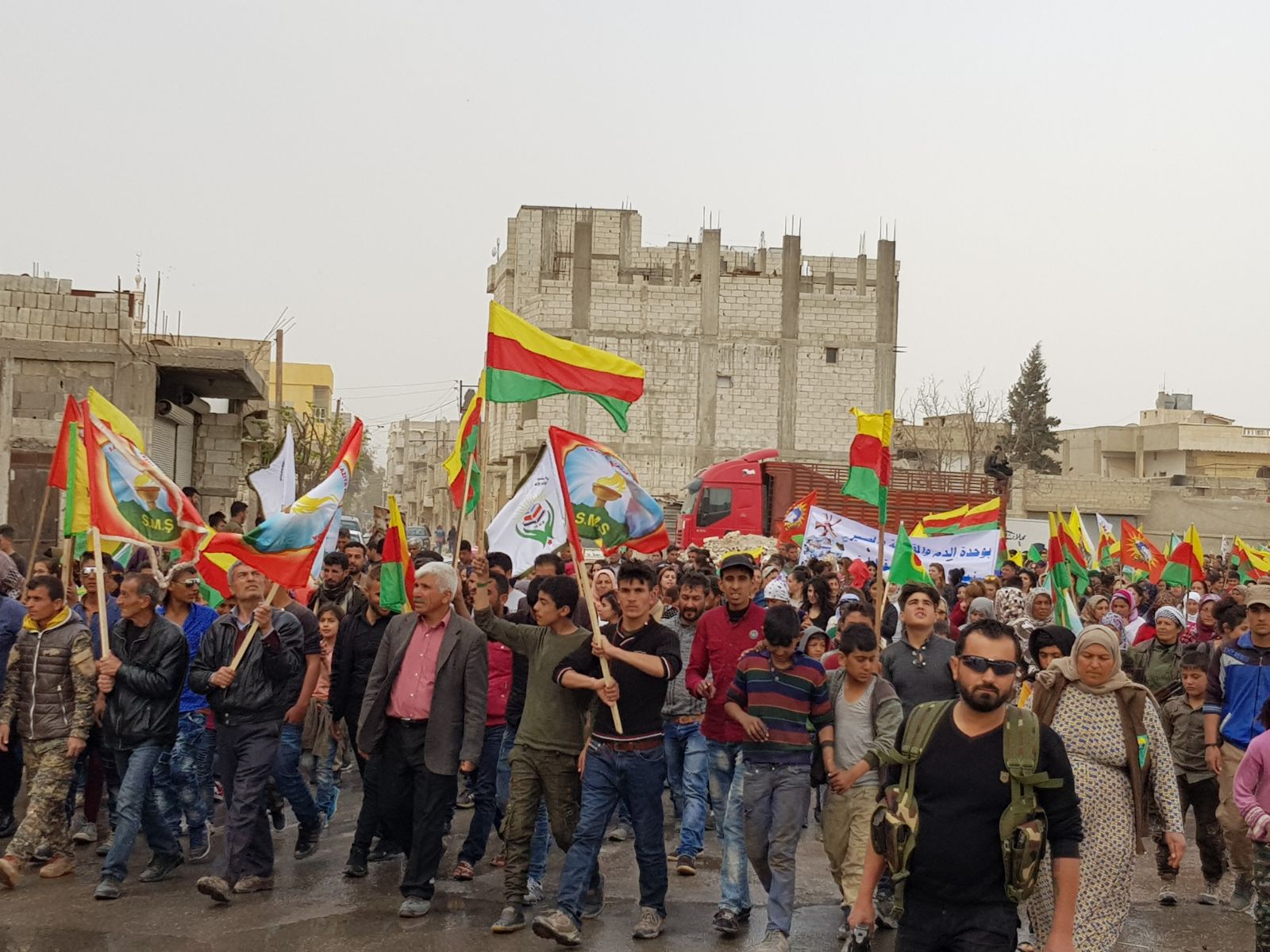 Li Kobanê meşa Roja Efrînê ya Cîhanî destpê kir