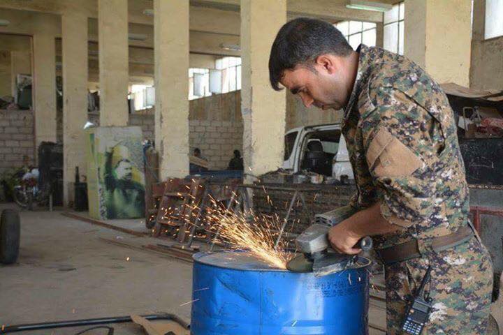 YPG`ê bi bermîl û tekeran kursî û dîmenan saz dikin